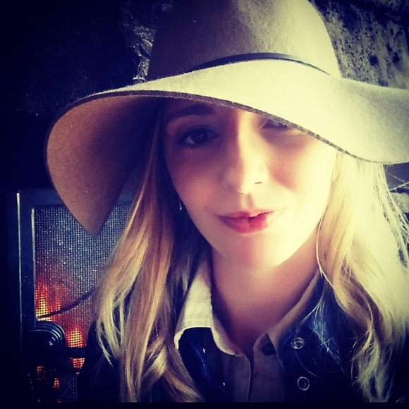 Meet your Posher - Picture 10 of 16